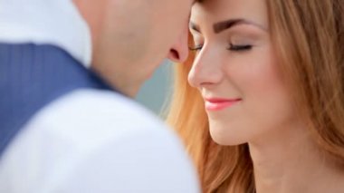 Genç çift aşk, ihale duyguları. Yakın çekim