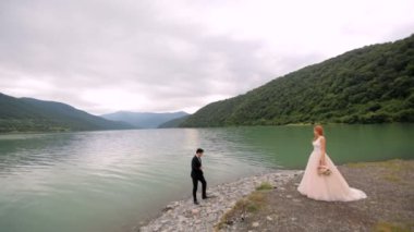 mutlu yeni evliler nehirde, dağlar, Georgia zevk