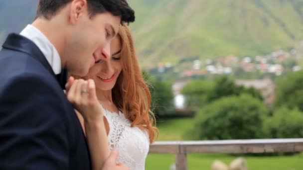 Liebespaar Kuschelt Auf Holzterrasse Des Hotels Den Bergen Kazbegi Georgien — Stockvideo