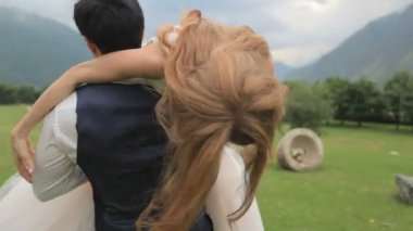 Gelini taşıyan ve dağlar, düğün günü kavramı zevk damat