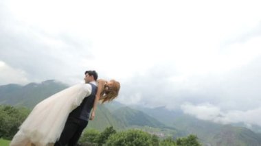 Gelini taşıyan ve dağlar, düğün günü kavramı zevk damat 