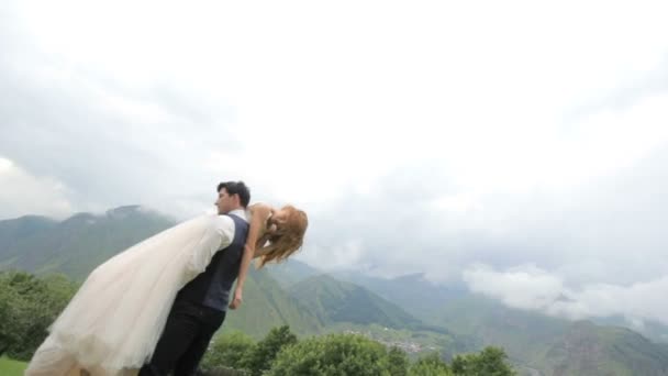 Novio Llevando Novia Disfrutando Las Montañas Concepto Del Día Boda — Vídeos de Stock