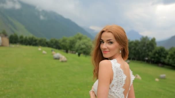 华丽的新娘在美丽的婚纱礼服摆在山上 卡兹别吉 格鲁吉亚 — 图库视频影像