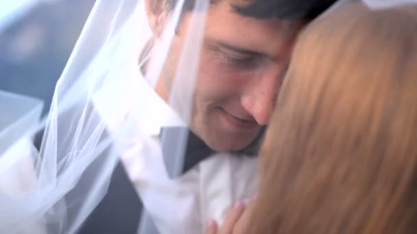 Felizes Recém Casados Cobertos Véu Abraçando Nas Montanhas Geórgia — Vídeo de Stock