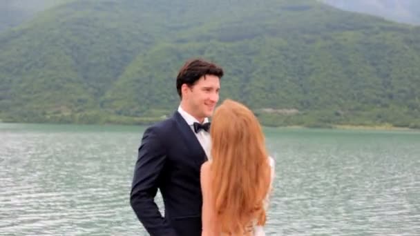 Lyckligt Nygifta Gos Nära Floden Bergen Georgien — Stockvideo