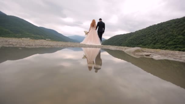 Glücklich Brautpaar Fuß Der Nähe Des Flusses Den Bergen Georgien — Stockvideo