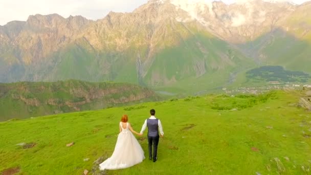 Feliz Recién Casados Caminando Las Montañas Día Soleado Georgia — Vídeo de stock