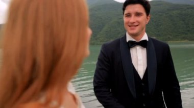 mutlu yeni evliler nehirde, dağlar, Georgia elele 