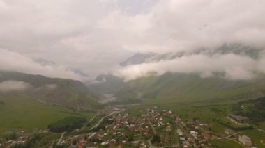 küçük dağ Kafkasya Köyü Stepantsminda, Mtsheta-Mtianeti bölgesi, Georgia havadan görünümü