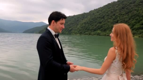 Szczęśliwi Nowożeńcy Przytulanie Pobliżu Rzeki Górach Georgia — Wideo stockowe
