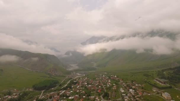 Vista Aérea Pequena Aldeia Cáucaso Montanha Stepantsminda Região Mtskheta Mtianeti — Vídeo de Stock