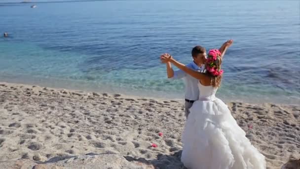 Couple Amoureux Jeunes Mariés Profitant Embrassant Sur Plage Grèce — Video