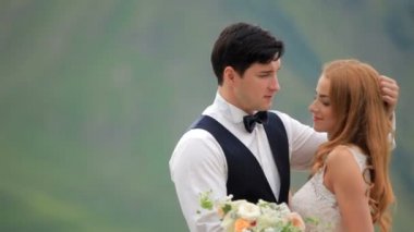 güzel kızıl saçlı gelin ve damat sarılmış, yakın çekim görünümü