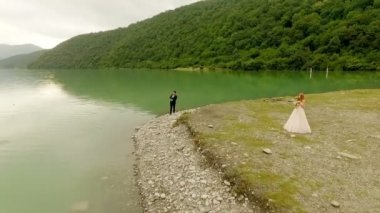 Riverside, Georgia ayakta gelin yakınındaki su çakıl atlama damadın havadan görünümü