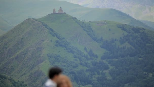 Pareja Cariñosa Abrazándose Terraza Madera Del Hotel Las Montañas Kazbegi — Vídeo de stock