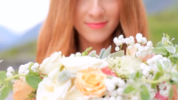 Красивая Рыжая Невеста Держащая Букет Стоя Открытой Террасе Фоне Гор — стоковое видео