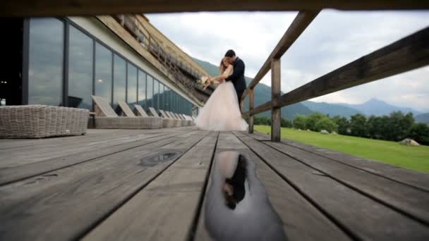 Verliefde Paar Knuffelen Houten Terras Van Hotel Bergen Shigatse Georgië — Stockvideo