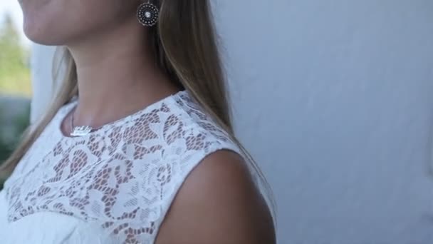 Braut Korrigiert Haare Stehen Auf Dem Balkon Von Hotel Griechenland — Stockvideo
