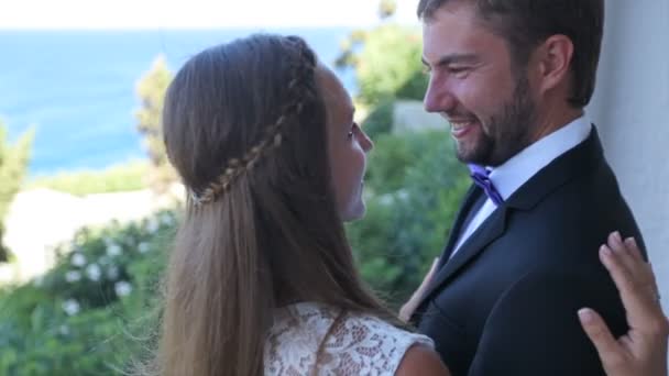 Gelin Damat Düğün Günü Kavramı Yunanistan Sahil Çerçevede Otelin Balkonunda — Stok video