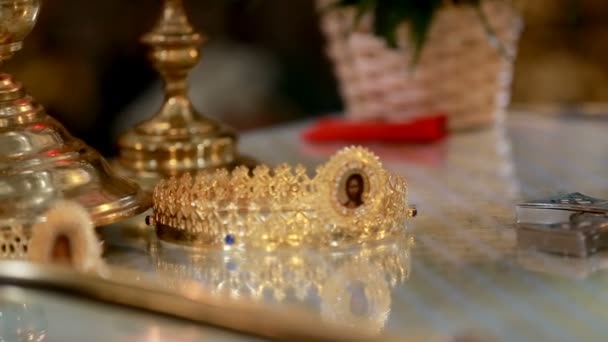 結婚式の王冠と 教会内のテーブルで結婚のため教会の属性クローズ アップ — ストック動画