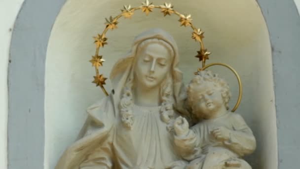 Vackra Skulptur Madonnan Med Barnet Närbild — Stockvideo