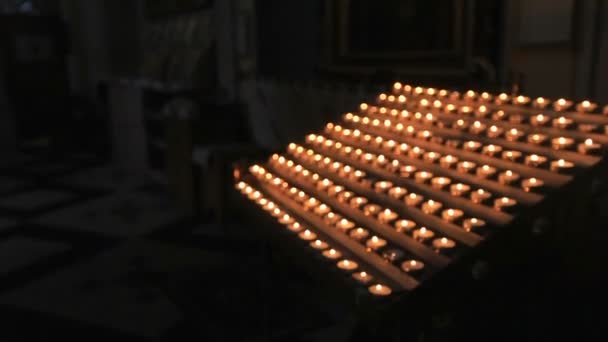 Filas Pequeñas Velas Iglesia Ardiendo Altar Iglesia Católica — Vídeos de Stock
