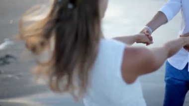 Elele ve beach Yunanistan üzerinde eğlenirken daire çizerek balayı düğün günü kavramı 