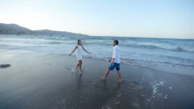 beach Yunanistan üzerinde gün kavramı düğün eğlenirken kollarında Holding gelin damat