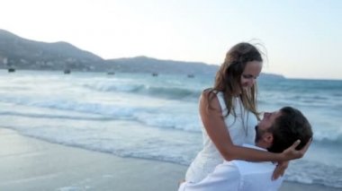beach Yunanistan üzerinde gün kavramı düğün eğlenirken kollarında Holding gelin damat