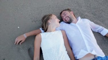 Gelin ve damat kumsalda yalan ve öpüşme, düğün günü kavramı 