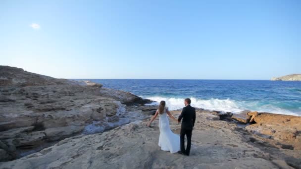 蜜月在希腊海滨跳舞 婚礼日概念 — 图库视频影像
