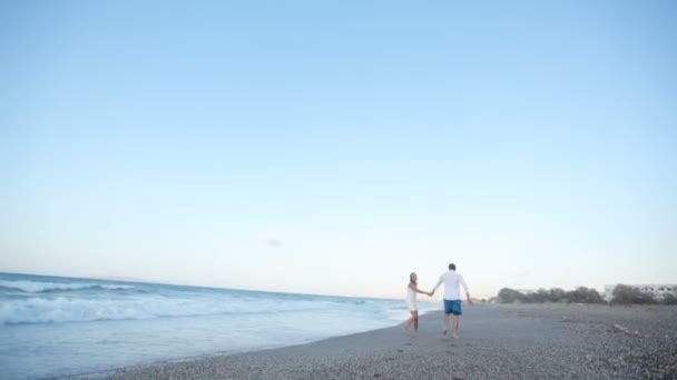 Menyasszony Vőlegény Birtoklás Móka Miközben Fut Nedves Beach Görögország Esküvői — Stock videók