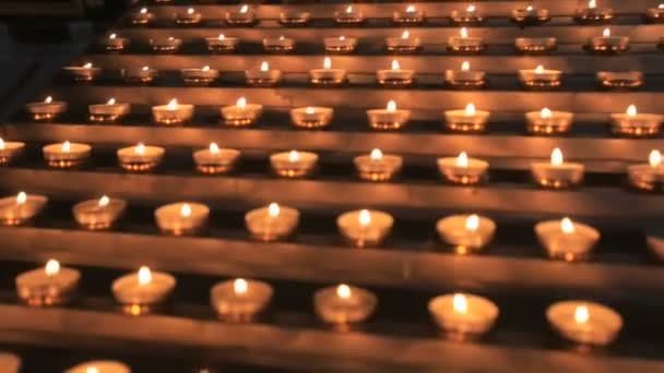 Ljus bränna nära altaret, Kyrklig ritual — Stockvideo