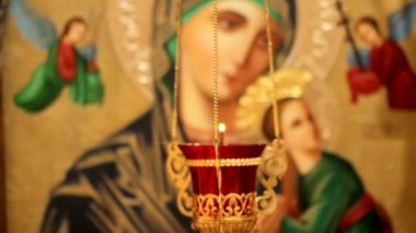 Madonna ve çocuk güzel kilise simgesi ile fener, yakın çekim 