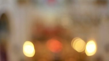 Güzel iç kilise ile boyalı duvarlar ve tavan simgeler ve İsa'nın hayat hikayeleri ile