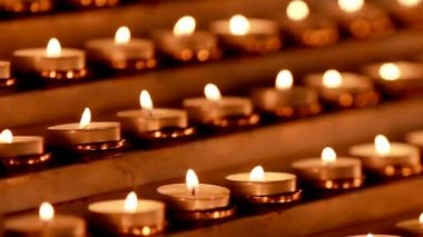 Katolik kilisesinde mihrapta yanan küçük kilise mum kümesi 