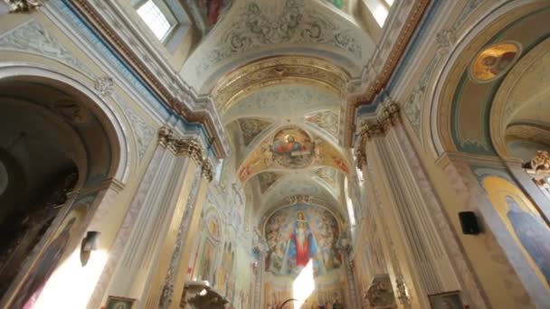 Interior de la iglesia con paredes pintadas y techo — Vídeos de Stock