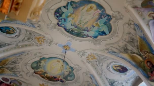 Belo Interior Igreja Com Paredes Pintadas Teto Com Ícones Histórias — Vídeo de Stock