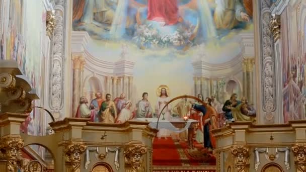 美丽内部教会与彩绘墙壁和天花板用的图标和耶稣基督的生命中的故事 — 图库视频影像