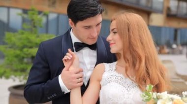 düğün. Gelin ve damat sevgi ve hassasiyet vardır. Georgia Kazbegi