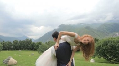 Düğün günü. Dağların fon karşı mutlu yeni evliler iyi eğlenceler.
