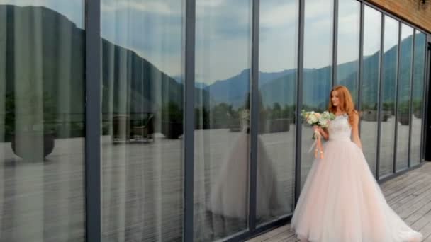 Την ημέρα του γάμου. Ευτυχισμένη νύφη στο παρασκήνιο στα βουνά κοντά το ξενοδοχείο Kazbegi — Αρχείο Βίντεο