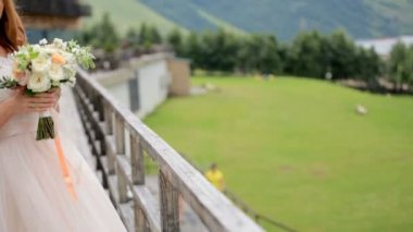 Gelin sarışın Dağları bakarken rahatlatıcı. Düğün günü