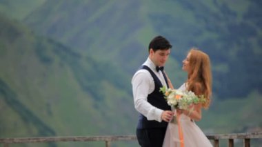 Düğün günü. Damat ve gelin Dağları arka planı