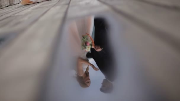 Fotosessão romântica dos recém-casados. Reflexão em uma poça. Movimento lento — Vídeo de Stock