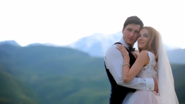 Matrimonio. Gli sposi sono innamorati e teneri. Georgia Kazbegi — Video Stock