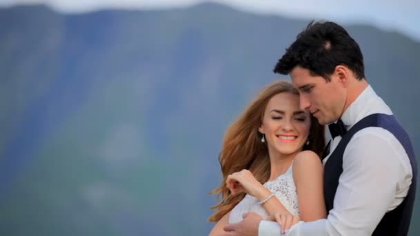 Bruiloft. De bruid en bruidegom zijn in liefde en tederheid. Georgia Kazbegi — Stockvideo