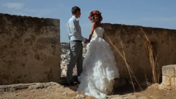 Mariée heureuse et marié embrassant sur le fond des ruines antiques . — Video