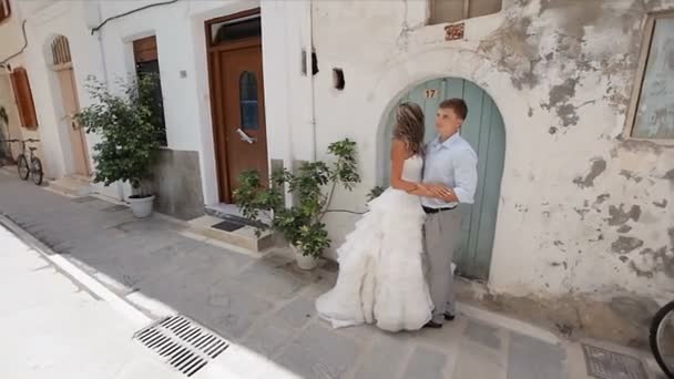 Los novios delante de las puertas de madera — Vídeo de stock