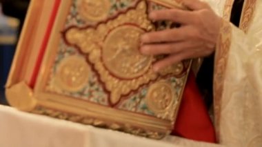 Rahip dua kitaptan okuyacak. Kilise ayini